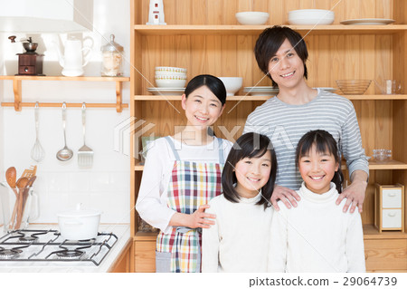 一個家庭在廚房裡放鬆 一個家庭在廚房裡放鬆 29064739