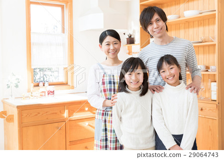 一個家庭在廚房裡放鬆 一個家庭在廚房裡放鬆 29064743