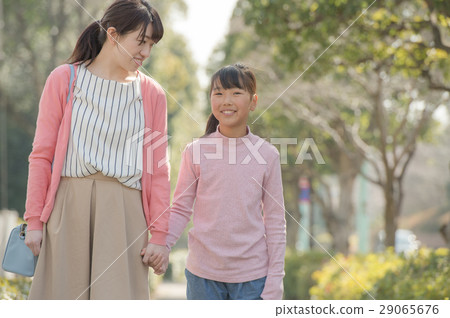 Mothers and girls connecting hands Mothers and girls connecting hands 29065676
