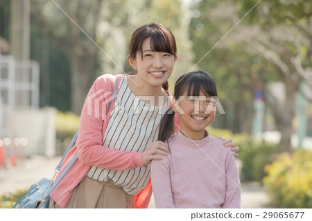 母親和女兒在陽光通過 母親和女兒在陽光通過 29065677