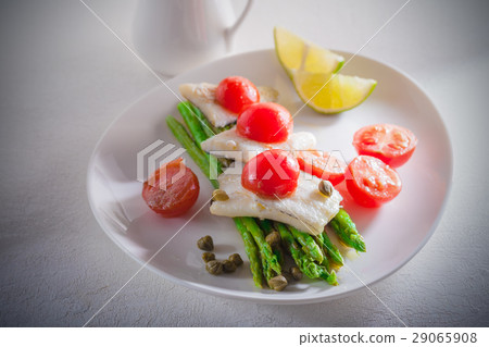 Mackerel fillets with asparagus 29065908