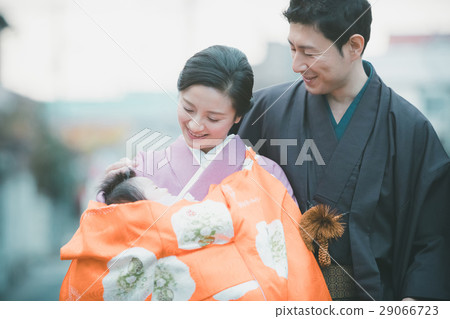參拜神社 父母和小孩 親子 29066723