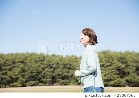 Tourism women 29067565