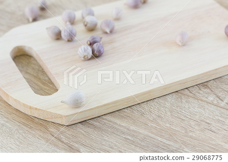 Garlic on wood cutting board 29068775