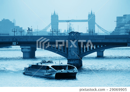 London silhouette 29069905