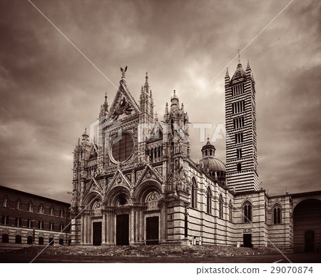 Siena Cathedral in an overcast day 29070874