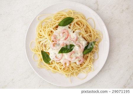 spaghetti with white sauce and shrimps 29071195
