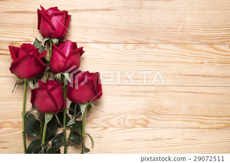 Red roses on wooden board 29072511