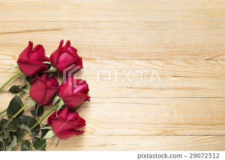 Red roses on wooden board 29072512