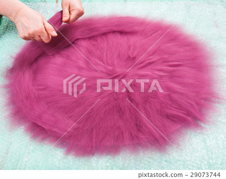 milliner spreads the second layer of wool fibers 29073744