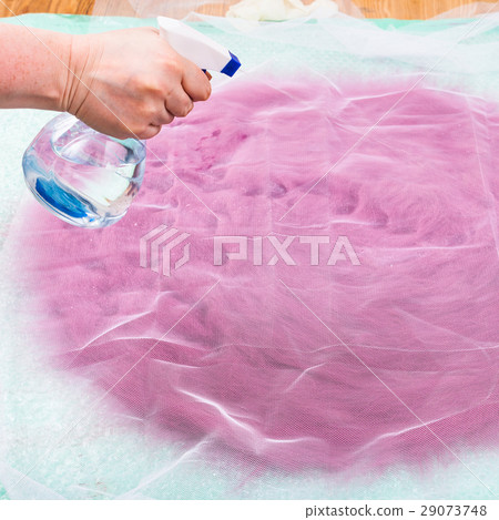 hatter wets the wool fibers on layout through net 29073748