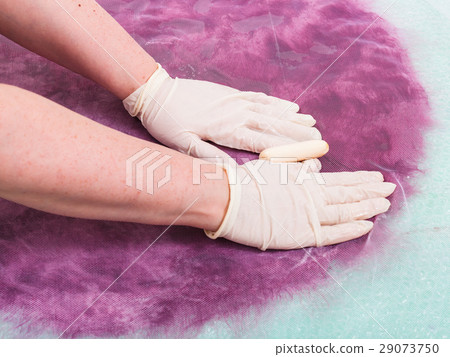 milliner lathers the fibers on layout through net 29073750