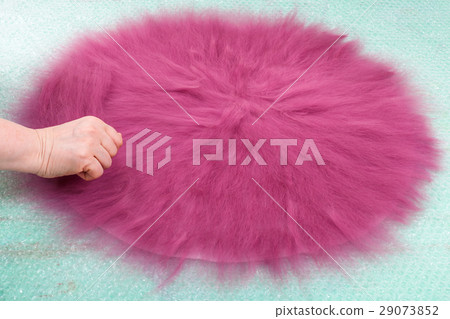 hatter spreads the second layer of wool fibers 29073852