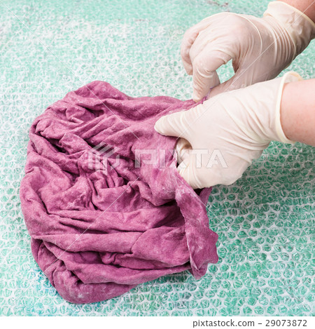 hatter mats the wet felt hood from wool fibers 29073872