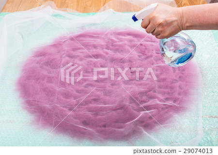 milliner sprays the fibers on layout through net 29074013