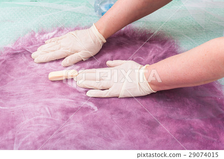 soaping the wool fibers on layout through net 29074015