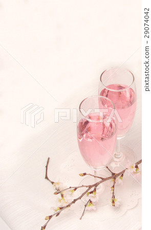 搭配一對桃紅葡萄酒和櫻花 搭配一對桃紅葡萄酒和櫻花 29074042