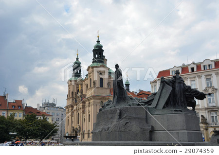 宗教改革的英雄建於舊城廣場楊虎的雕像和聖米庫拉什教堂 29074359