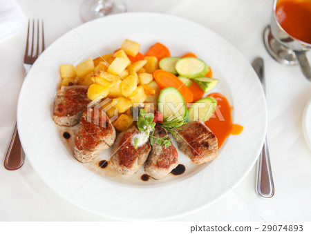 Grilled beef steak with vegetables Grilled beef steak with vegetables 29074893