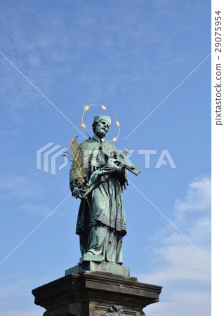 查理大橋的楊·Nepomuksky雕像從查理大橋懸掛而殉難，因為他沒有告訴女王對國王的看法 29075954