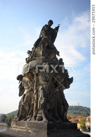 在查理大橋的弗朗西斯科澤維爾雕像在瓦爾塔瓦河 29075955