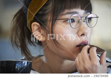 A woman relaxing at a cafe 29078490
