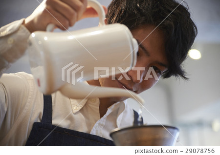 在一家咖啡館工作的男性員工 29078756