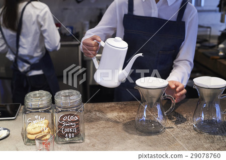 在一家咖啡館工作的女性員工 在一家咖啡館工作的女性員工 29078760