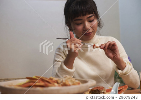 吃螃蟹盤的婦女 吃螃蟹盤的婦女 29079248