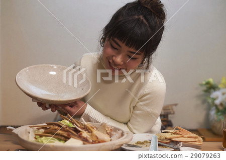 吃螃蟹盤的婦女 29079263