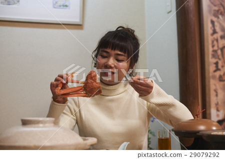 吃螃蟹盤的婦女 29079292