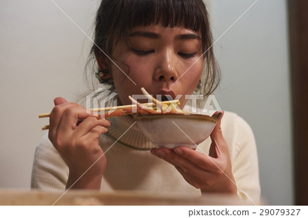 吃螃蟹盤的婦女 29079327