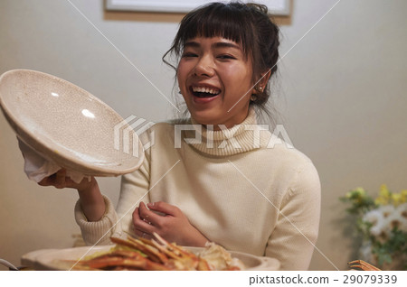 吃螃蟹盤的婦女 29079339