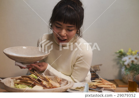 吃螃蟹盤的婦女 29079352