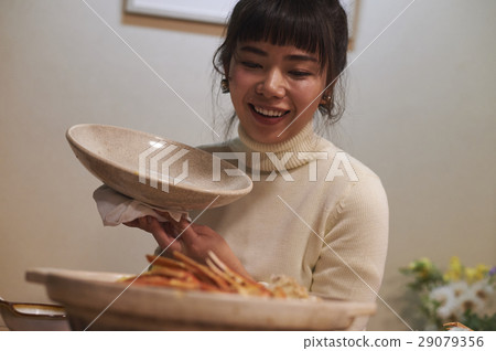 吃螃蟹盤的婦女 29079356