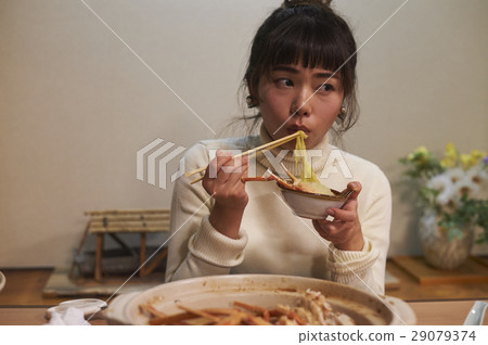 吃螃蟹盤的婦女 29079374