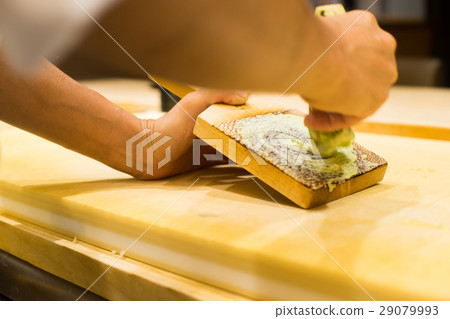 一個在芥末上滑動的廚師 29079993