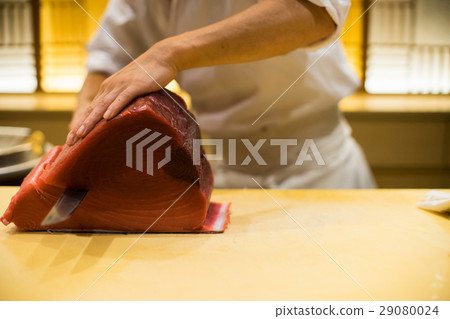 處理金槍魚的壽司工匠 29080024