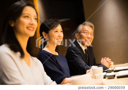 Men and women enjoying sushi 29080039