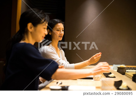 Mother and girl who enjoys sushi Mother and girl who enjoys sushi 29080095