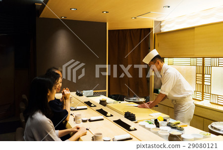 男人和女人享受壽司 29080121