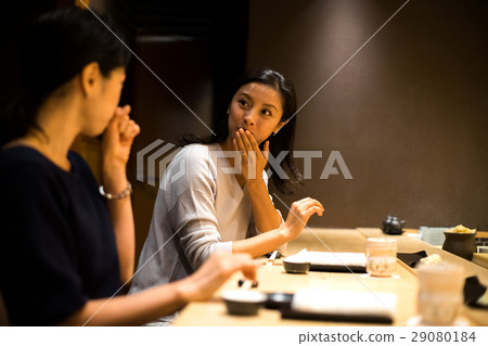 喜歡壽司的母親和女孩 29080184