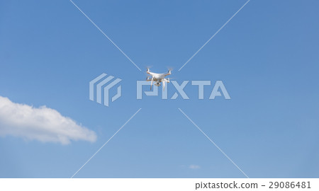 無人機在天空中飛翔 無人機在天空中飛翔 29086481