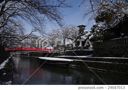 雪覆蓋的狹窄路徑打結的土地 雪覆蓋的狹窄路徑打結的土地 29087013