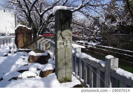 The narrow path of snow cover The knotted land The narrow path of snow cover The knotted land 29087014