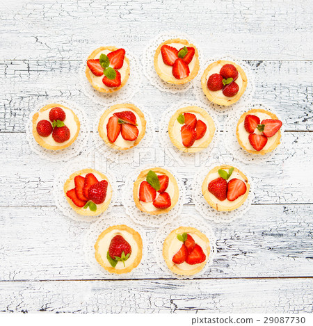 Homemade Strawberry cake 29087730