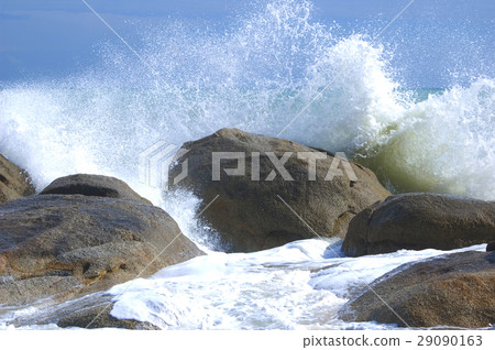 Waves crushing into the rocks 29090163