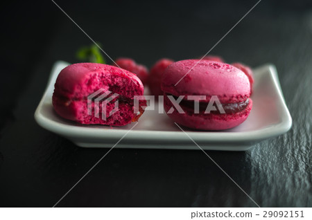 macaroons with raspberries 29092151