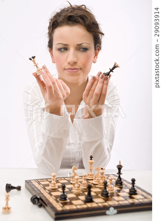 Attractive, young businesswoman playing chess 29093914