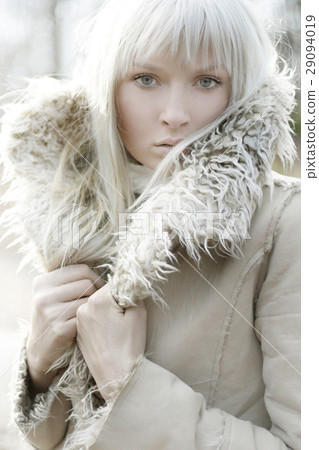 Closeup portrait of an attractive, stylish woman 29094019